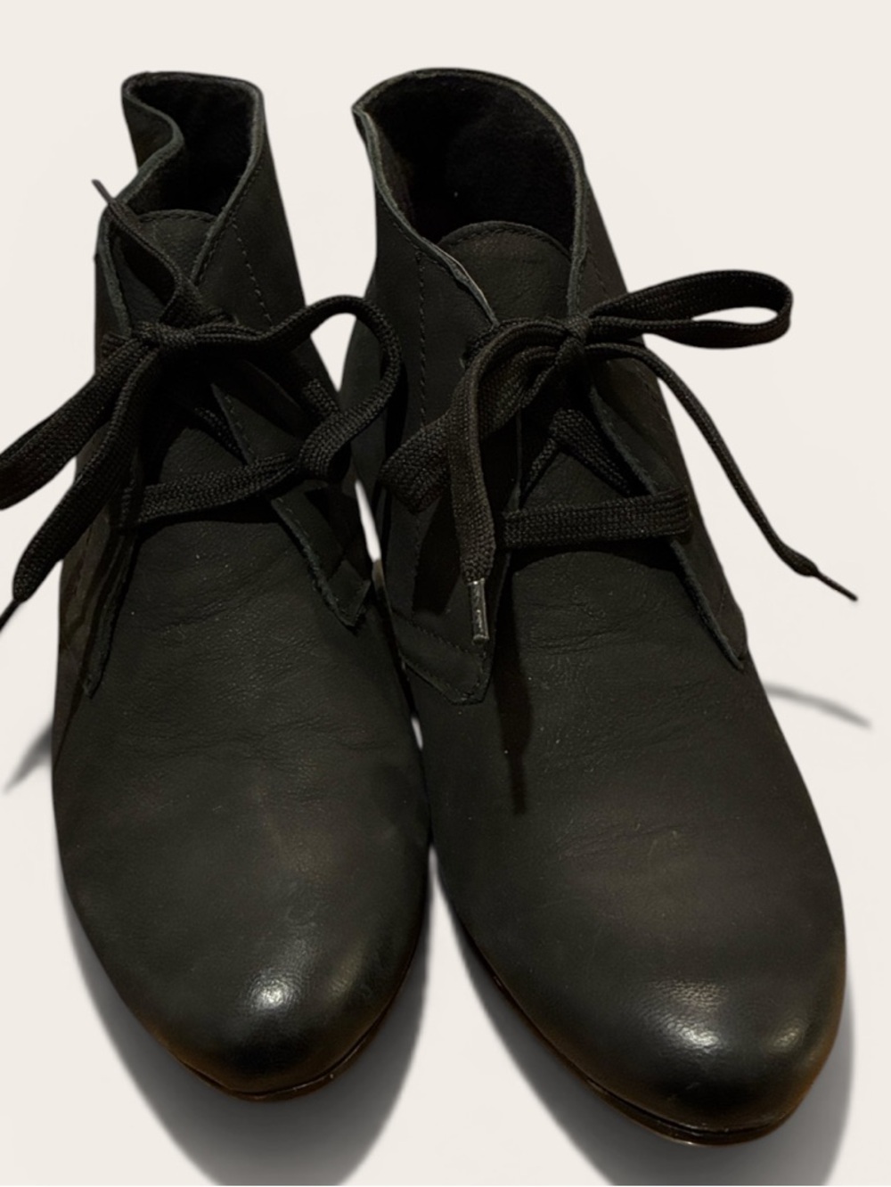 Munro American black leather lace tie ankle booties. Sz7.5